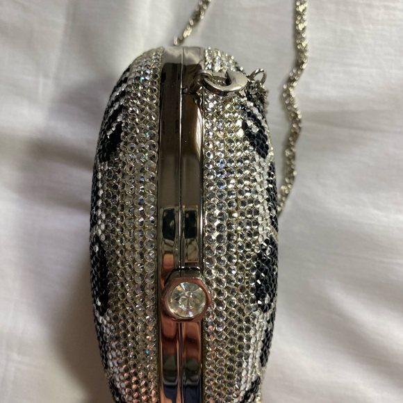 The perfect bay company metal purse with crystals and silver chain strap - Picture 6 of 12